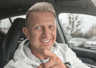 Wokalista disco polo udostępnił zdjęcie spod prysznica! Uwagę przykuwa to co ma w ręku! 