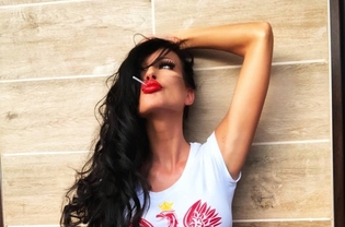 Różowe włosy i biust na wierzchu. Gwiazda disco polo szokuje wizerunkiem!