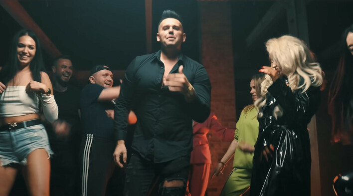 Rozpalił Internet swoim nowym przebojem „Golas„! Lider zespołu Extazy osiągnął niesamowity sukces!