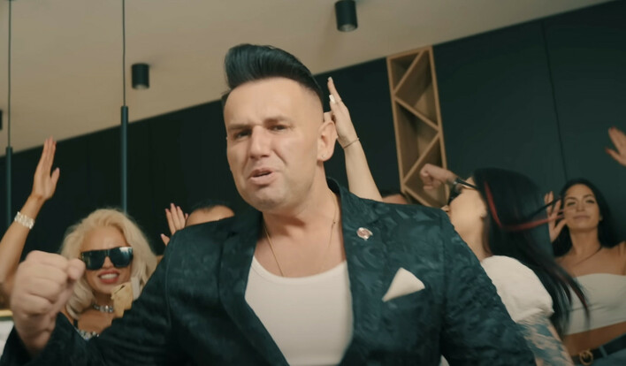 Rozpalił Internet swoim przebojem „Golas„! Niesamowity sukces lidera zespołu Extazy!