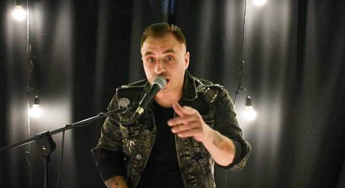 Wokalista disco polo pokazał zupełnie nową twarz! Ale czy lepszą?!