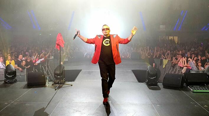 Scena pod artystą disco polo prawie zapłonęła! Paweł Dudek – Czadoman zagrał wyjątkowy koncert dla warszawskiej publiczności!