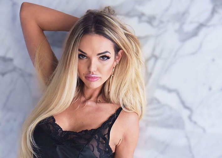 Piekielnie ponętna wokalistka disco polo na plaży! Widok zwala z nóg!