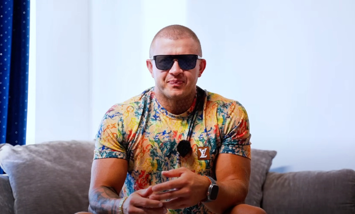 Sensacyjne kulisy zabiegu Dawida Narożnego. Wokalista zdradził szczegóły przeszczepu włosów