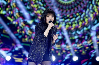 Polacy wykupili Playboya z Shazzą! Półnaga gwiazda disco polo pobiła rekord sprzedaży magazynu.