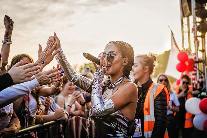 „Silniejsza„ Klaudii Zielińskiej bije rekordy – 20 milionów odtworzeń i rosnąca popularność! Wokalistka trafi do czołówki gwiazd?