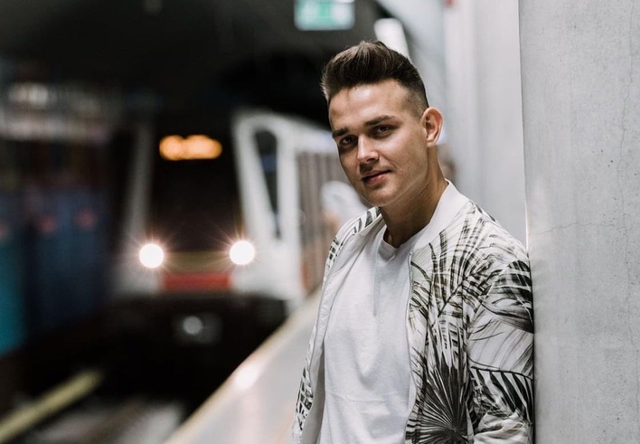 Co się stało?! Gospodarz programu siłą wyprowadzony z domu gwiazdora disco polo! 
