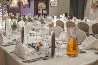 Skandal na komunii! Zespół klęka przed ośmiolatką, a goście nie dowierzają swoim oczom! Co się stało na tej imprezie?!