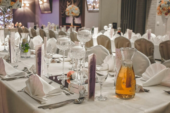 Skandal na komunii! Zespół klęka przed ośmiolatką, a goście nie dowierzają swoim oczom! Co się stało na tej imprezie?!