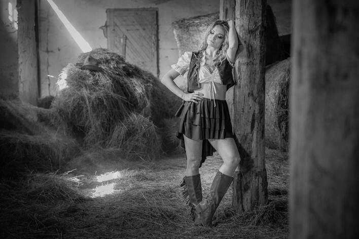 Skandal w świecie disco polo! Energy Girls hejtowane za goliznę na planie teledysku!