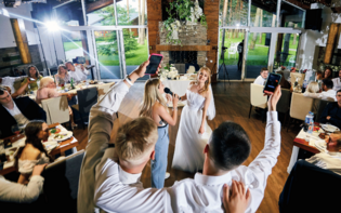 Skandaliczne oczepiny na weselu. Zrobił to na oczach dzieci - Pan młody zszokował gości!