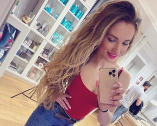 Skąpa sukienka wokalistki disco polo hitem internetu?! Garderoba odsłoniła niemal wszystko.
