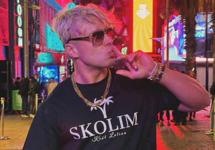 Skolim prowadzi luksusowy styl życia?! Helikopter na koncerty i wyjątkowe BMW w kolorze różu! Jest numerem 1 w Polsce?!