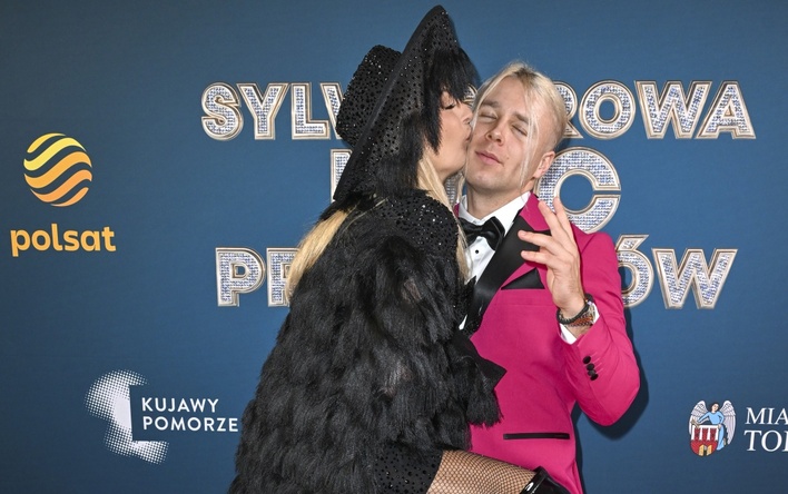 Skolim i Magda Narożna w gorącym pocałunku podczas Sylwestrowej Mocy Przebojów w Polsacie