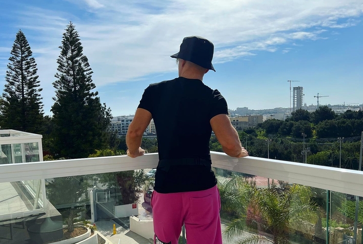 Skolim na wakacjach: Gorące zdjęcia Konrada szokuje! Zobaczcie jak wypoczywa na Malcie! 