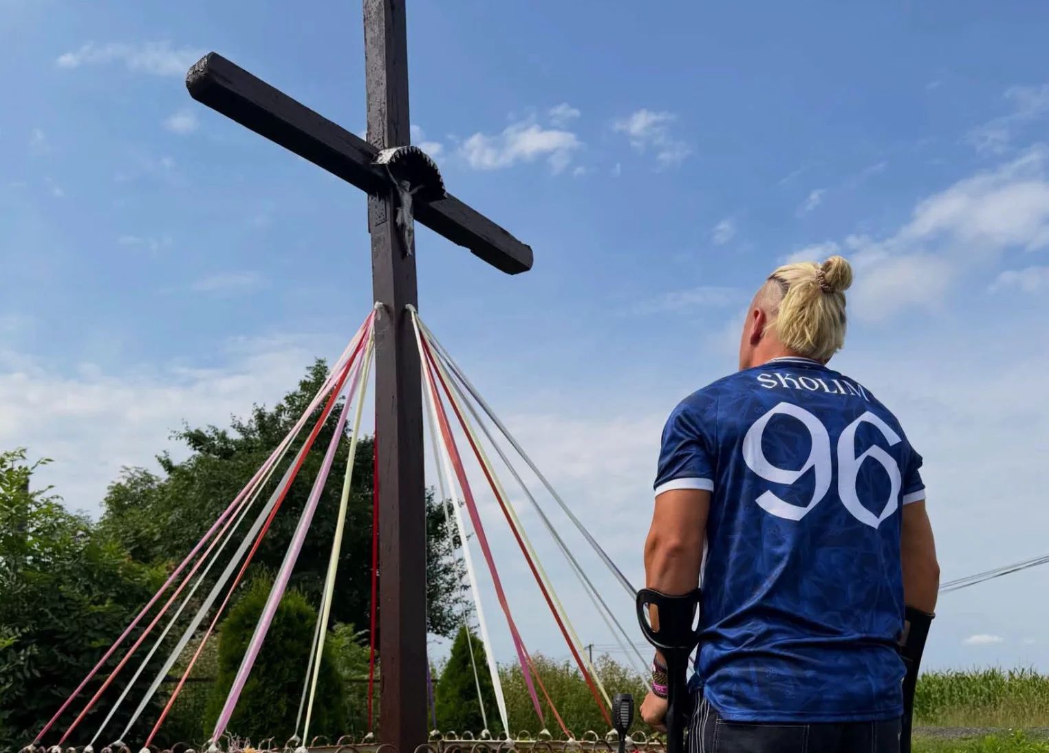 Skolim o kulach stanął przed przydrożnym krzyżem. Wymowny wpis trzy dni po upadku ze sceny