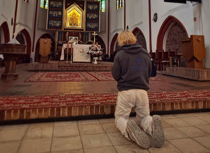 Skolim po groźnym wypadku klęczy przed ołtarzem. Tak dziękuje Bogu za ocalenie życia