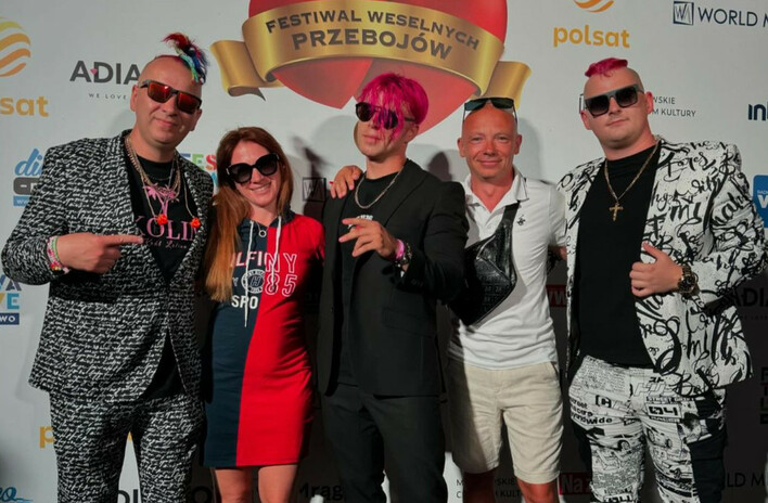 Kolumna samochodów! Tak SKOLIM podjeżdża na koncert! Same luksusowe auta! 

