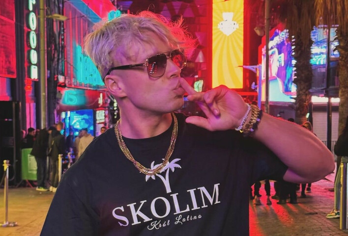 Jest bożyszczem kobiet w Polsce?! Skolim pokazał sześciopak i rozpalił internet! Fanki oszalały, co za ciało! 