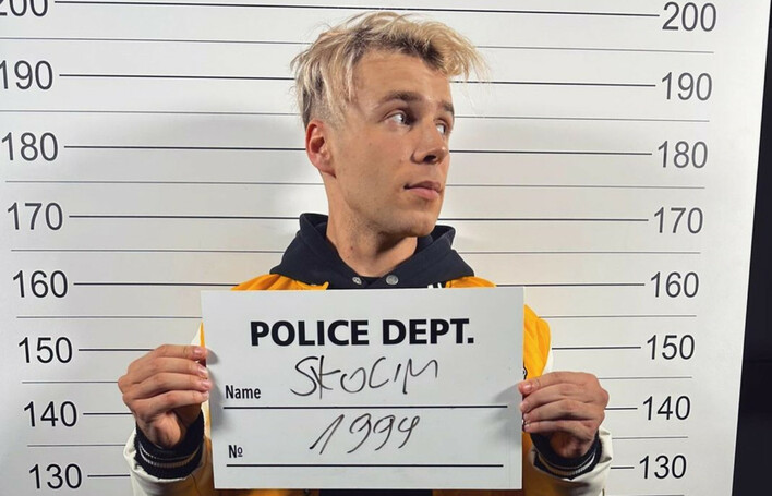 Skolim pokazuje więcej niż powinien? Nagie zdjęcie wokalisty wywołuje burzę wśród fanów!