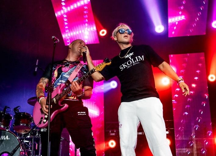 Fani marzyli o takim występie?! Skolim porwał publiczność na Disco Ostróda 2024! Niezapomniany występ z hitem „Kiss Me Baby„!