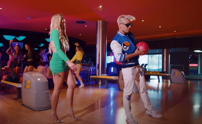 Skolim numerem jeden w POLSCE! Ponad 7 milionów na jego koncie! Sukces gwarantuje przepiękna blondynka i brunetka?