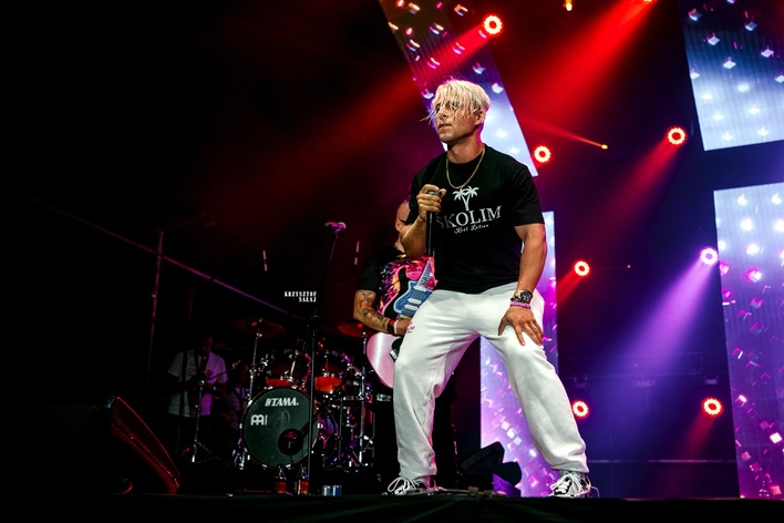 Skolim śpiewa na żywo swój nowy hit „96”! Nagranie z koncertu rozwiewa wątpliwości o playback | VIDEO
