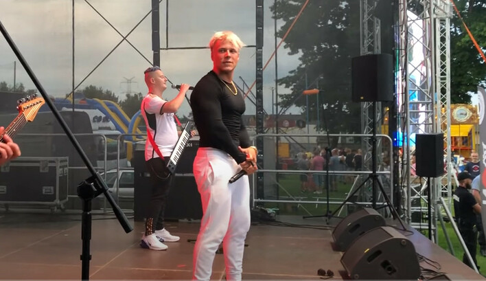 Skolim śpiewa na żywo swój hit pt. „Temperatura„