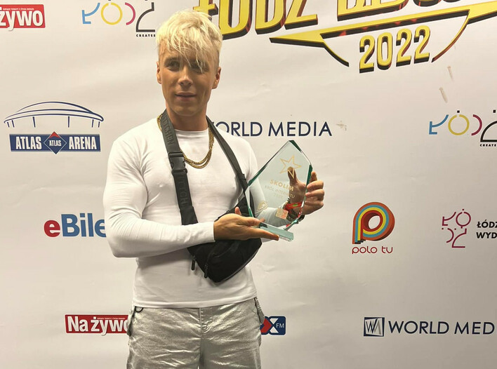 Skolim najlepszym polskim artystą w 2022 roku?! Właśnie okrzyknięto go KRÓLEM INTERNETU! „Konrad jest stworzony do bycia No1 na lata.„