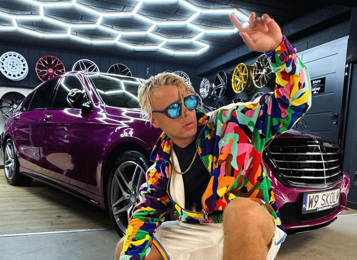 Skolim zarabia tyle, że może kupować całe osiedla? Ile tak naprawdę zarabia?