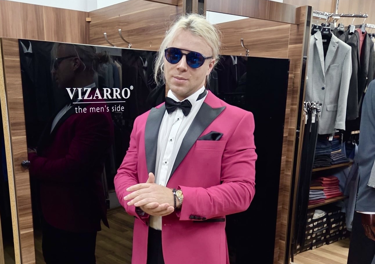 Skolim w różowej marynarce zaskoczył wszystkich na Sylwestrowej Mocy Przebojów w Toruniu