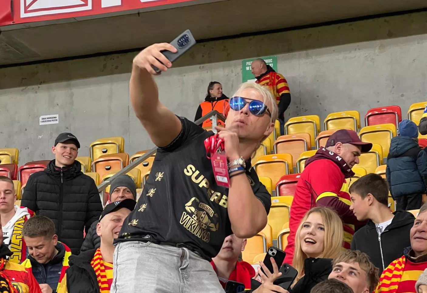 Skolim wszedł na stadion podczas meczu Jagiellonia - Lech. Sponsor zrobił rundkę wokół murawy
