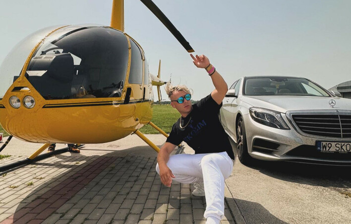 Skolim z helikopterem i mercedesem wspiera maturzystów! Tak artysta motywuje przed egzaminem


