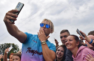 Skolim z prezentem na Dzień Kobiet