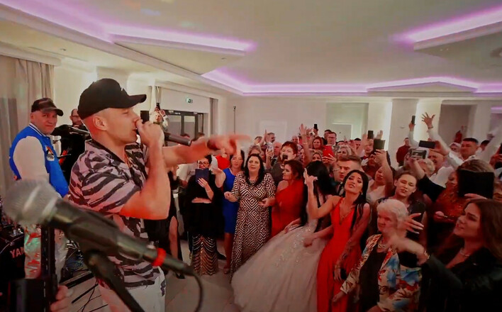 Skolim zagrał na weselu! Posłuchajcie jak dla pary młodej śpiewa hit „Wyglądasz idealnie„