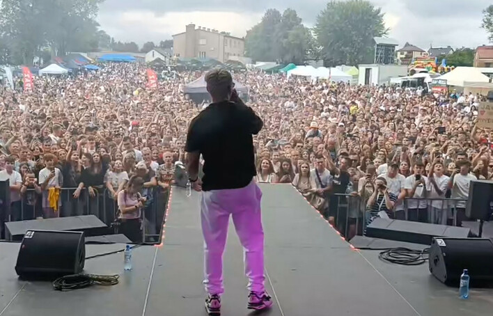 Skolim zakorkował miasto?! Setki fanów, ulice nieprzejezdne! Co tam się działo! Tłumy na koncercie w Miastkowie
