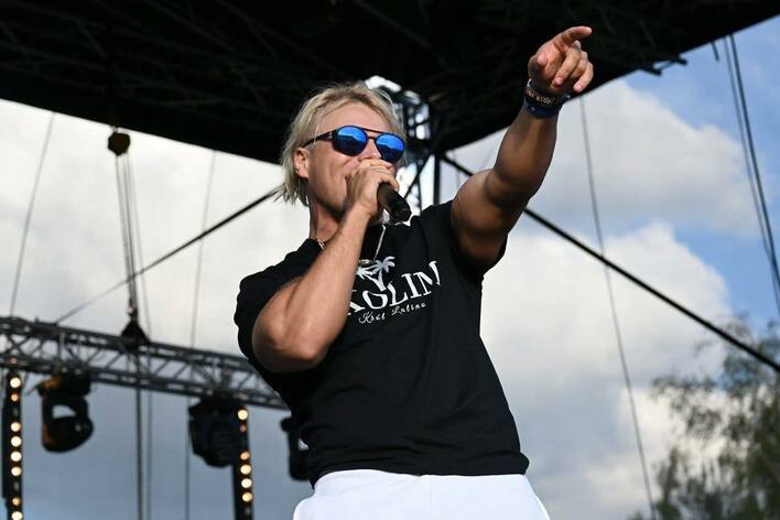 Skolim zaskoczył nową fryzurą! Neonowe warkoczyki przyciągają uwagę publiczności na koncertach

