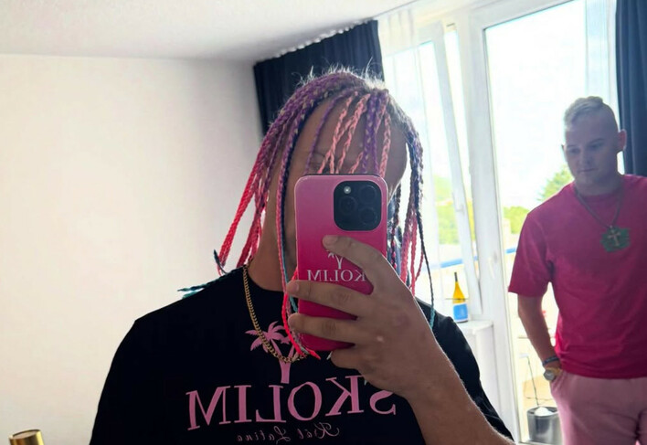 Skolim zaskoczył wszystkich! Tak wygląda po metamorfozie z okazji 40 milionów wyświetleń „Daj mi jedno słowo”

