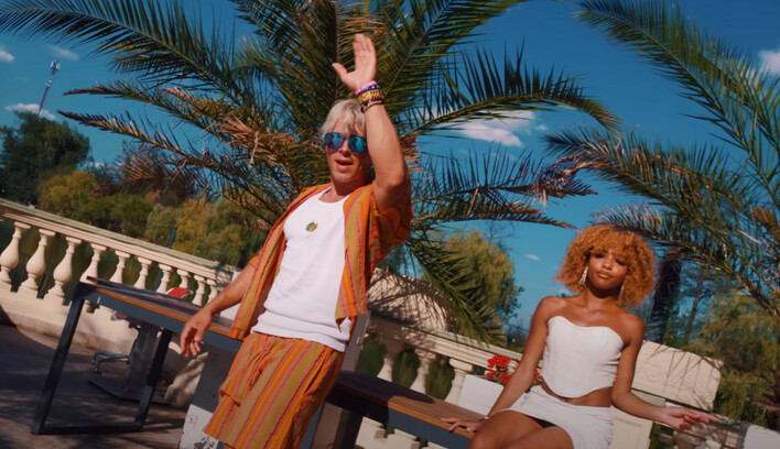 Skolim znów zaskakuje! Nowy teledysk „Posłuchaj mała„ zdobywa 16,5 miliona wyświetleń w dwa tygodnie. Co stoi za tym fenomenem?

