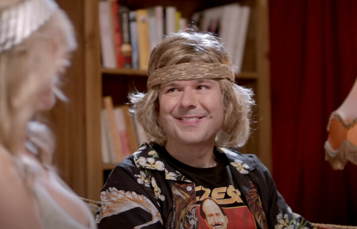 Sławomir bez wąsa i w blond peruce! Zaskakujący teledysk ”Helena” podbija internet
