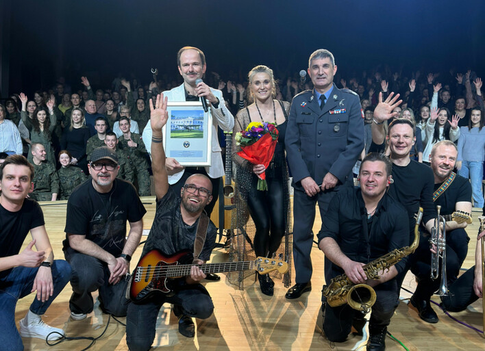 Idealny duet muzyczny?! Sławomir i Kajra zachwycili koncertem na Lotniczej Akademii Wojskowej | VIDEO