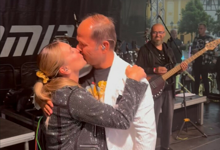 Sławomir i Kajra świętują rocznicę ślubu! Gorący pocałunek na scenie! Mamy nagranie! 