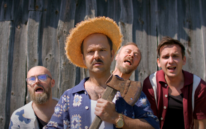 Sławomir pędzi przez rzepak za Kajrą w teledysku ”Kurka”! Fani oniemieli, a licznik wyświetleń bije rekordy

