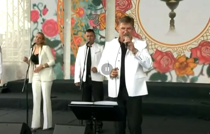 Tłum pielgrzymów śpiewa z Bayer Full religijną pieśń „Ty jesteś moim Panem„ na Jasnej Górze! Gwiazdor disco polo skradł serca Polaków! 