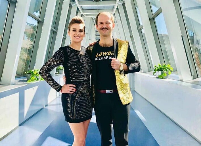 Sławomir świętuje niebywały sukces! Artysta z tej okazji napił się wódki na wizji! | VIDEO