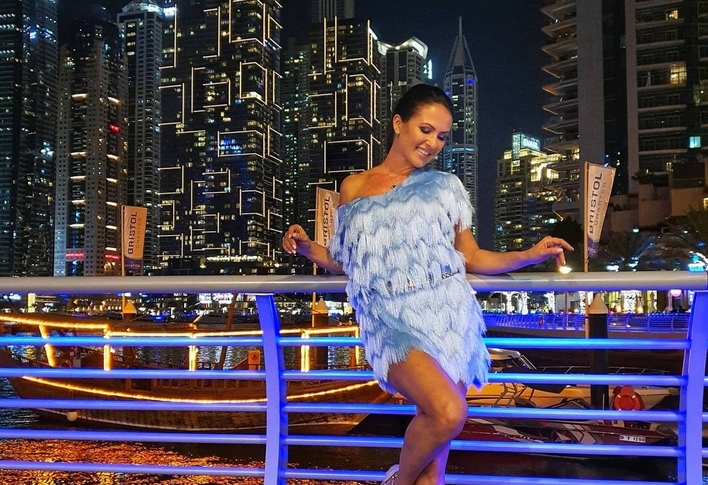 Śliczna artystka disco polo w ponętnej sesji. Wyeksponowała nogi na tle Dubaju!