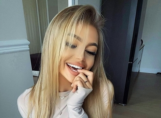 Co za ciało! Gwiazda disco polo kusi w czerwonej bieliźnie! Uwagę zwraca biust! 