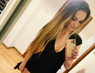 Śliczna wokalistka disco polo zachwyciła skąpą sukienką na weselu! Uwagę skrada wielki dekolt! 