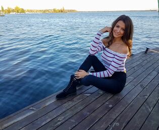 Prześliczna gwiazdeczka disco polo odsłoniła swoje cudowne i ponętne nogi! Artystka wygląda obłędnie! 