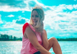 Co za bikini! Śliczna wokalistka disco polo relaksuje się na plaży! Gwiazda rozpoczęła urlop! 